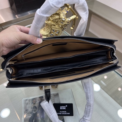 Montblanc lnternational（萬寶龍）新款公文包 採用進口鰐魚紋牛皮製作，頂級拋光不鏽鋼飾面金屬配件  ，正面萬家六角專屬標，內里雙隔層，簡單大方商務 成功男士們的最愛🤵🏻！
尺寸：40-30-7
型號：601312-1w