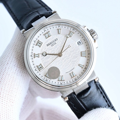 CF新品發佈會，寶璣-Breguet
航海MARINE航海系列5517款腕表，航海天文鐘的起源作品，“時計本是兵家利器”說的就是這款腕表，鐘錶界的巨作。工廠全面抄寫原裝數據，98%還原殼型字面，彰顯原裝優雅硬朗的氣質，原裝同款777A自動機械機芯，鐫刻獨立編號與寶璣先生簽名。直徑40毫米。正反均為藍寶石防刮玻璃，旋入式防水錶冠。實測防水深度100米。搭配飾有太陽放射紋錶盤，配裝進口鰐魚皮錶帶，以零頭的價格給您帶來原裝超值體驗。