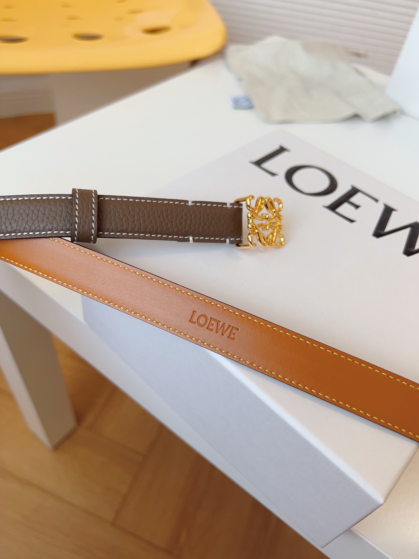 
Loewe 羅意威 經典粒面小牛皮，極簡風格的搭配，腰帶早已不是勒緊褲腰的工具，而是提升衣品，畫龍點睛的飾品；此款腰帶易搭配服飾。皮帶寬度：2.0cm