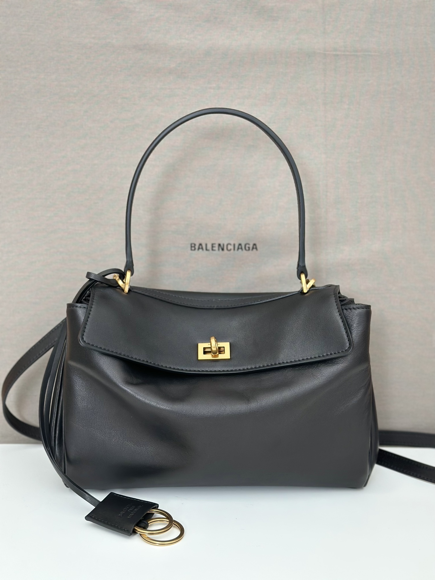 巴黎世家𝗕𝗮𝗹𝗲𝗻𝗰𝗶𝗮𝗴𝗮 🖤🖤出貨了！
款號：789779克色金扣
尺寸：28.9×20×9.9cm