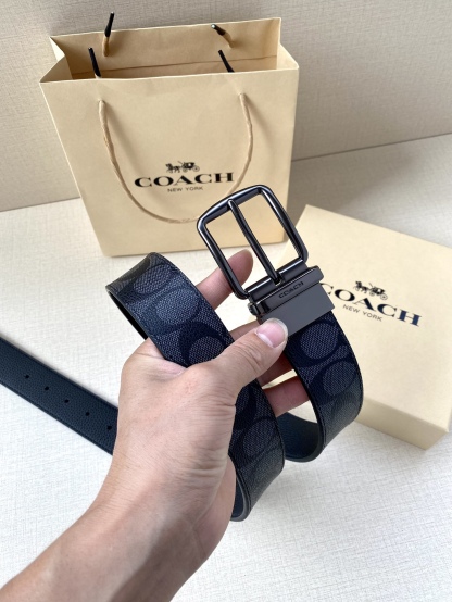 寬度3.8cm COACH 這款雙面腰帶一面為經典標誌帆布材質，另一面為精制皮革材質，配有標誌性扣件，將兩種外形合二為一。通過簡單的說明，可用剪刀剪裁至完美合身度。
標誌印花配頭層牛皮
可裁剪
雙面
38M (寬)