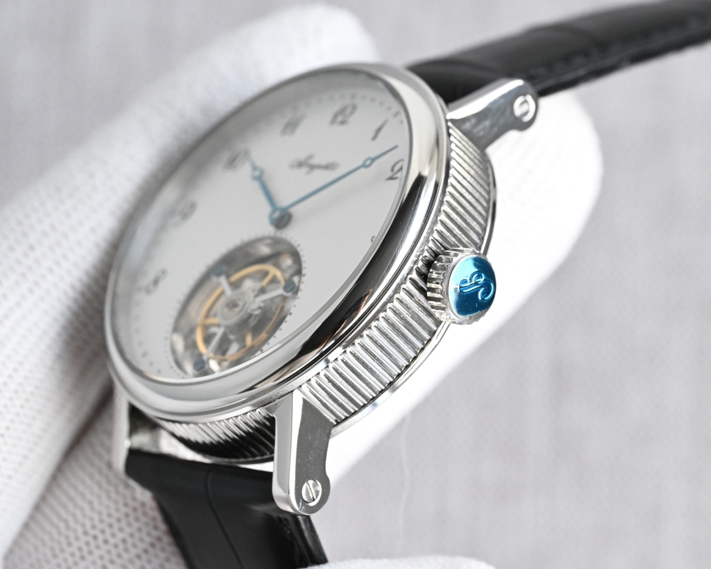 TW Factory  224年前，阿伯拉罕-路易·寶璣 🏅️KF1 先生在他所創立的巴黎鐘錶堤岸制表工坊中，寶肌 創造了制表史上令無數人贊嘆的陀飛輪調速裝置。這一無比複雜的精密機構彰顯了寶璣先生卓然超群的遠見與創想，時至今日仍對高級制表業有著重要意義。至今，陀飛輪的作用和意義已不僅是提高走時的精准度，📸而是譜寫了制表領域的輝煌篇章。寶璣陀飛輪時計臻品在百年徵程中不斷創新，超越自我，集精湛機械製造技藝與深厚美學原理於一身，創制出演繹複雜迷人的機械世界。腕表的表冠上刻有著名的寶璣品牌標誌