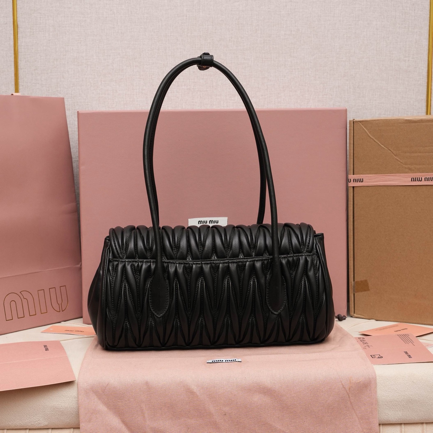 MiuM新品法棍包，这款单肩包延续经典设计，采用轻薄填充皮革设计，别具一格，顶级小牛皮材质，新标logo金属锁扣，正面翻盖开合，风格百变多样，精致优雅，随性慵懒，日常休闲， 上班通勤，怎么搭都好看