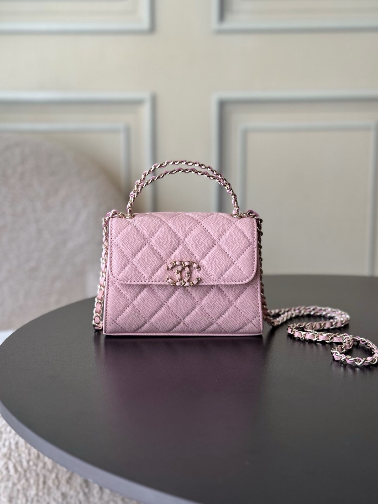 Chanel 25S 新款本季 最火的小球牛皮Kelly 手柄包
這顆絕對是黑馬
第一眼看到就深深愛上💕
顏值不必說 直接閉眼入不會錯
很好打理 也是百搭型
實現了單背斜挎腋下背手拎的效果📷
簡直就是福音〰️
很精緻 值得珍藏🔝

五金：全鋼18K淺金
皮料：獨家Haas小牛皮
尺寸：𝟏𝟒.𝟓*𝟏𝟏.𝟓*𝟓.𝟓 𝚌𝚖
型號：AS3237