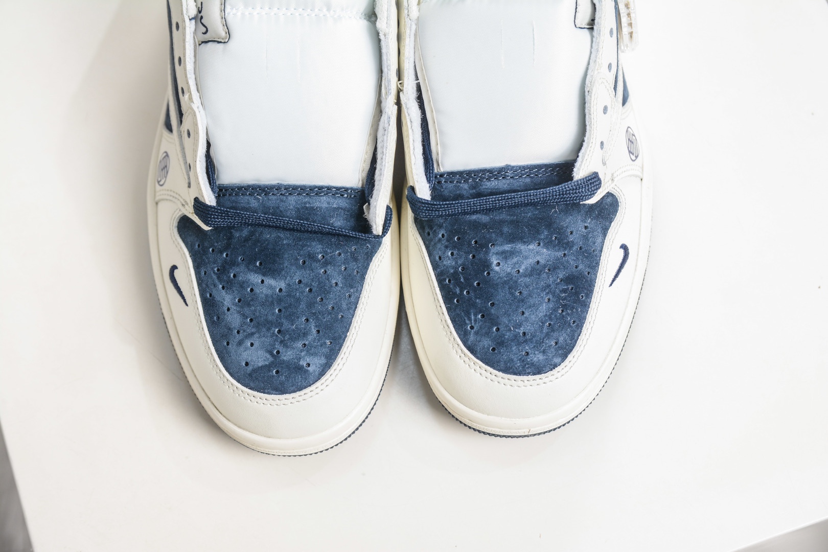 The North Face x Supreme x Travis Scott x Air Jordan 1 Low喬丹1代低幫倒鈎北面Sup馬年限定聯名-白深藍  定制配色 
貨號:DM7866 125
SIZE：36 36.5 37.5 38 38.5 39 40 40.5 41 42 42.5 43 44 44.5 45