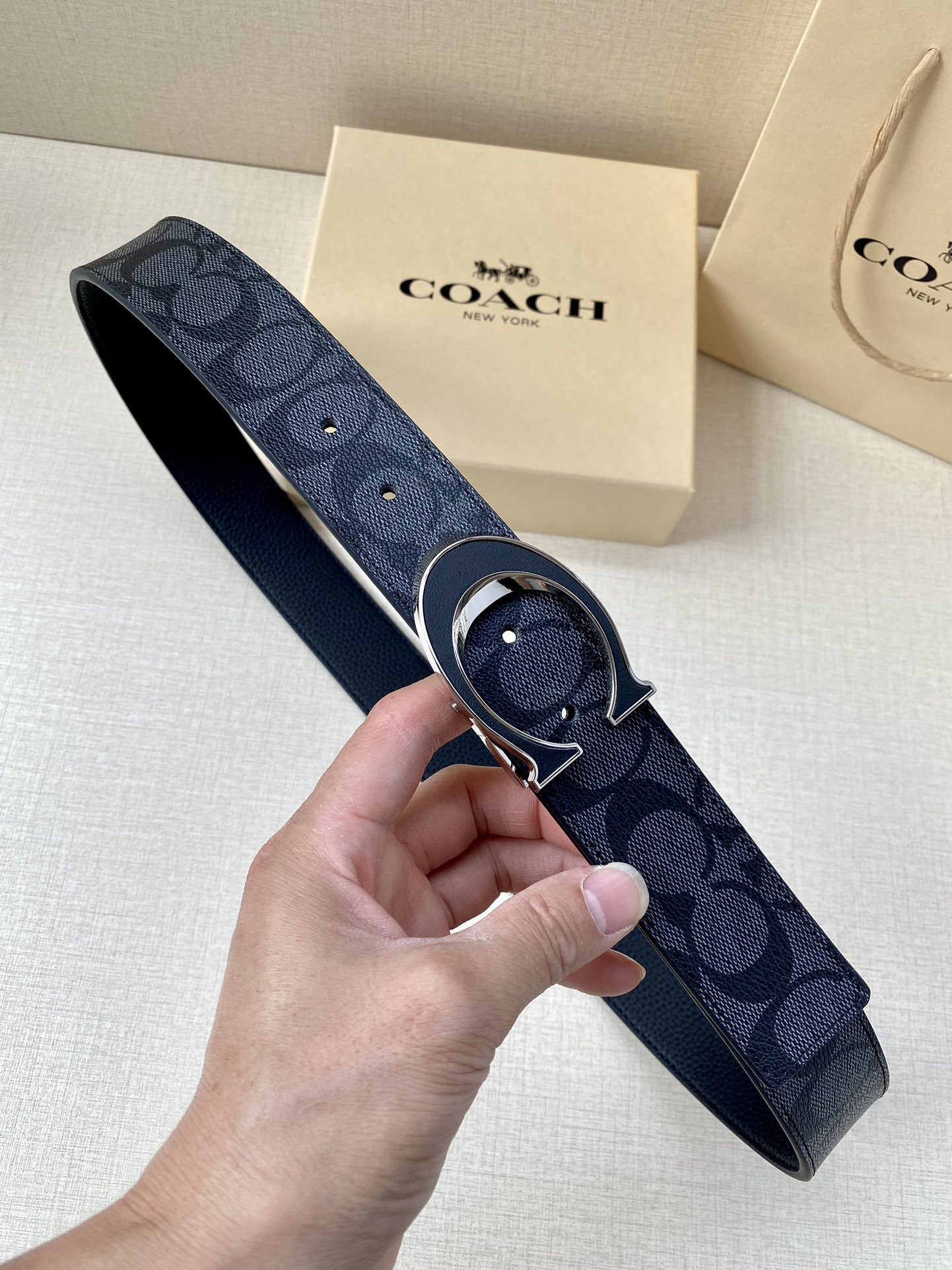 寬度3.8cm COACH 這款雙面腰帶一面為經典標誌帆布材質，另一面為精制皮革材質，配有標誌性扣件，將兩種外形合二為一。通過簡單的說明，可用剪刀剪裁至完美合身度。
標誌印花配頭層牛皮
可裁剪
雙面
38M (寬)