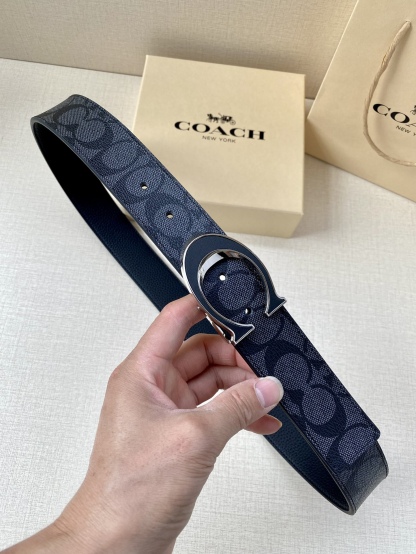 寬度3.8cm COACH 這款雙面腰帶一面為經典標誌帆布材質，另一面為精制皮革材質，配有標誌性扣件，將兩種外形合二為一。通過簡單的說明，可用剪刀剪裁至完美合身度。
標誌印花配頭層牛皮
可裁剪
雙面
38M (寬)