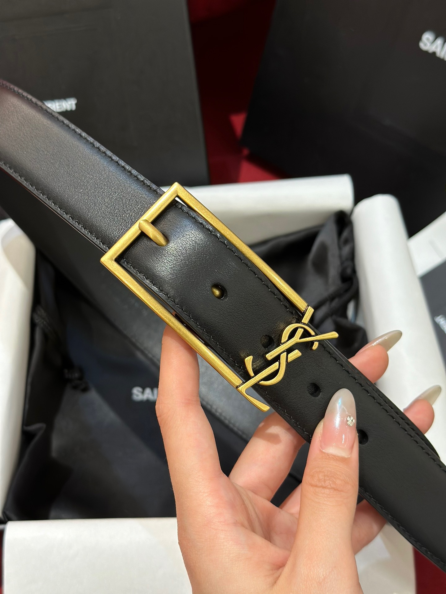 新款聖羅蘭 YSL
這款女款腰帶復古精工金屬扣將復古風與現代時尚相融合，呈現的恰到好處，時尚標配青睞有加，每針每一線都非常精緻，雙面頂級牛皮材質，搭配頂級黃銅針扣寬度3.0