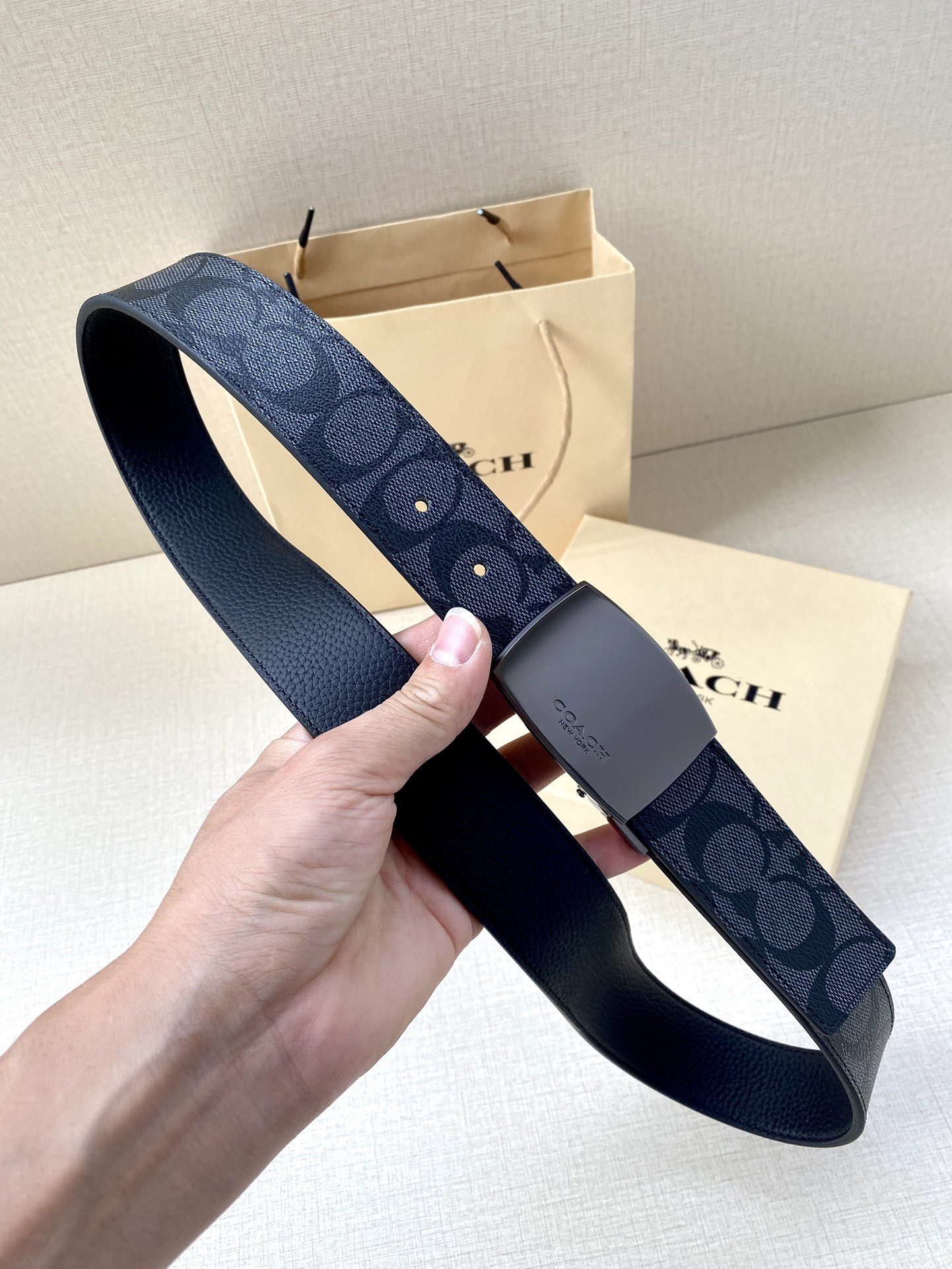 寬度3.8cm COACH 這款雙面腰帶一面為經典標誌帆布材質，另一面為精制皮革材質，配有標誌性扣件，將兩種外形合二為一。通過簡單的說明，可用剪刀剪裁至完美合身度。
標誌印花配頭層牛皮
可裁剪
雙面
38M (寬)