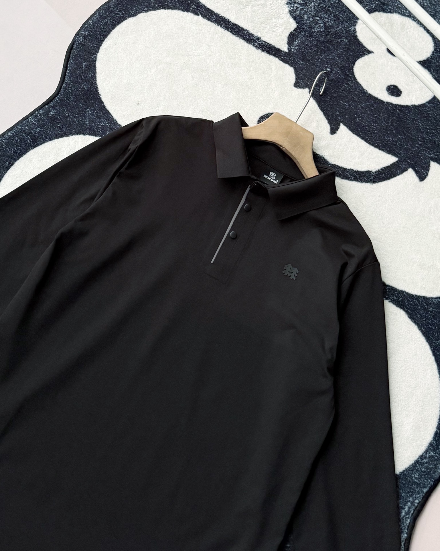 春季新款 KOLON SPORT可隆吸濕長袖防曬+抗菌SECOt恤翻領POLO
大身採用可隆自研面料，具有吸濕速乾，UPF215+防曬及Polygiene抑菌功能門襟採用激光切割工藝，結合肩部超聲波貼合工藝，提升細節品質感領口，門襟及下擺均採用熱壓工藝，外觀平整
