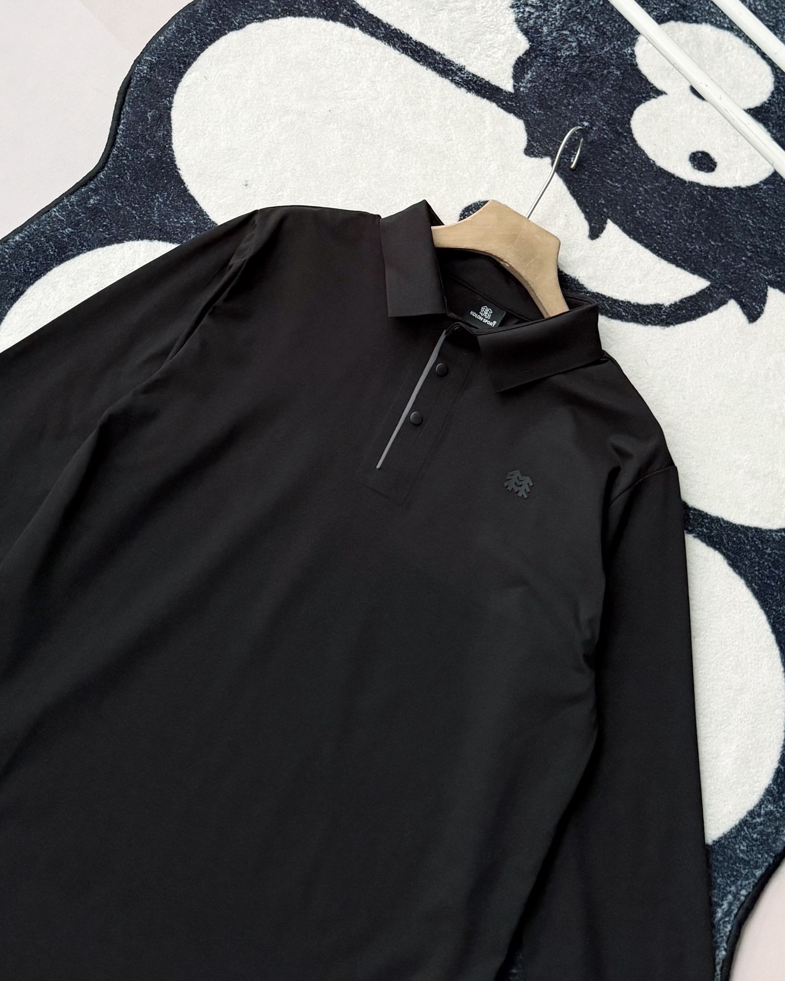 春季新款 KOLON SPORT可隆吸濕長袖防曬+抗菌SECOt恤翻領POLO
大身採用可隆自研面料，具有吸濕速乾，UPF215+防曬及Polygiene抑菌功能門襟採用激光切割工藝，結合肩部超聲波貼合工藝，提升細節品質感領口，門襟及下擺均採用熱壓工藝，外觀平整
