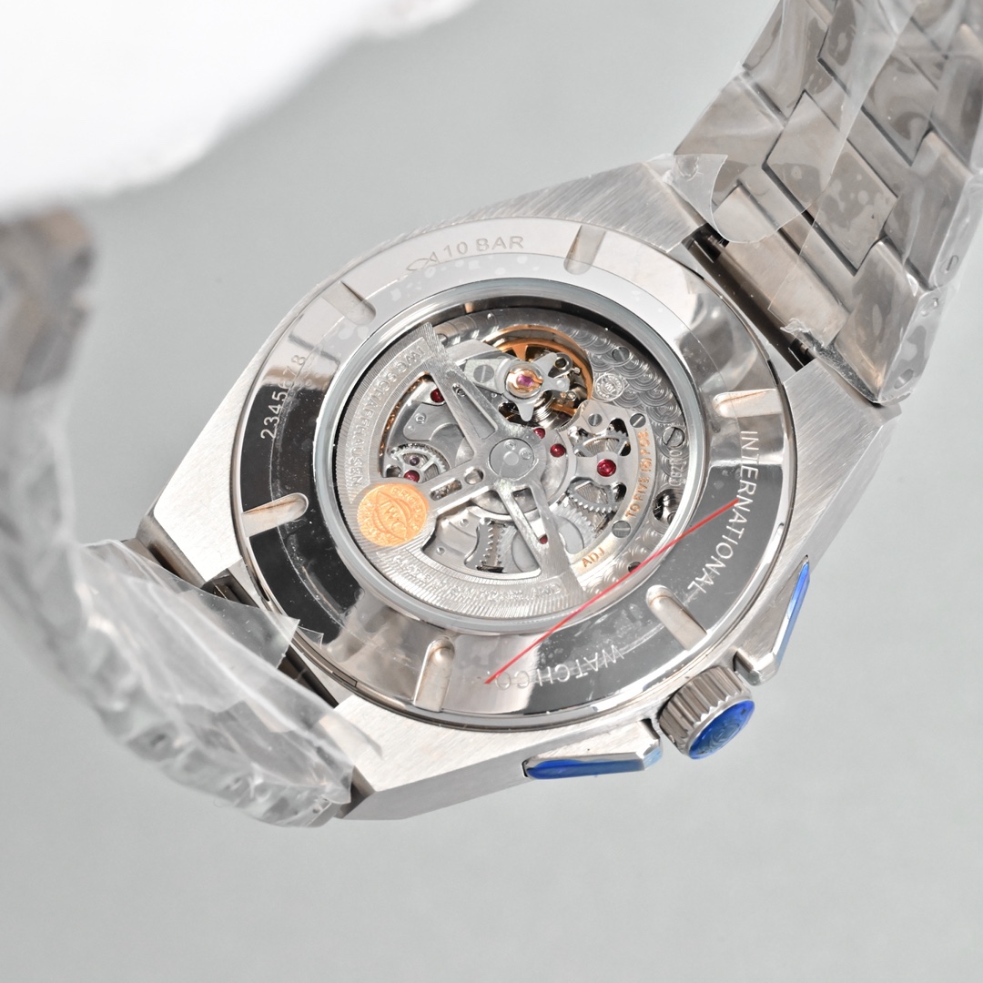 KR新品  萬國工程師系列萬年曆腕表，復刻界最複雜的腕表，所有功能同步原裝，所有功能調節通過把頭控制.
1⃣️【功能介紹】3點鐘位置顯示日曆，9點鐘位置顯示星期，6點鐘月份月相指針顯示。

2⃣️【做工精細】外殼採用原版同樣的三件套結構，中間拉絲，上下殼為拋光，鏡面採用高成本的鍋蓋形藍寶石，使其質感提升。

3⃣️【機芯性能】尺寸41.6mm,機芯採用天津機芯改82600，高效穩定，動力時間長達72小時以上，進行加裝複雜的萬年曆模塊，而且同步所有功能實現同步原裝通過把頭調節。

