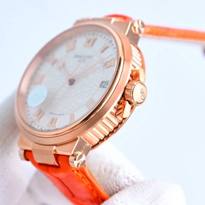 CF新品發佈會，寶璣-Breguet
航海MARINE航海系列5517款腕表，航海天文鐘的起源作品，“時計本是兵家利器”說的就是這款腕表，鐘錶界的巨作。工廠全面抄寫原裝數據，98%還原殼型字面，彰顯原裝優雅硬朗的氣質，原裝同款777A自動機械機芯，鐫刻獨立編號與寶璣先生簽名。直徑40毫米。正反均為藍寶石防刮玻璃，旋入式防水錶冠。實測防水深度100米。搭配飾有太陽放射紋錶盤，配裝進口鰐魚皮錶帶，以零頭的價格給您帶來原裝超值體驗。