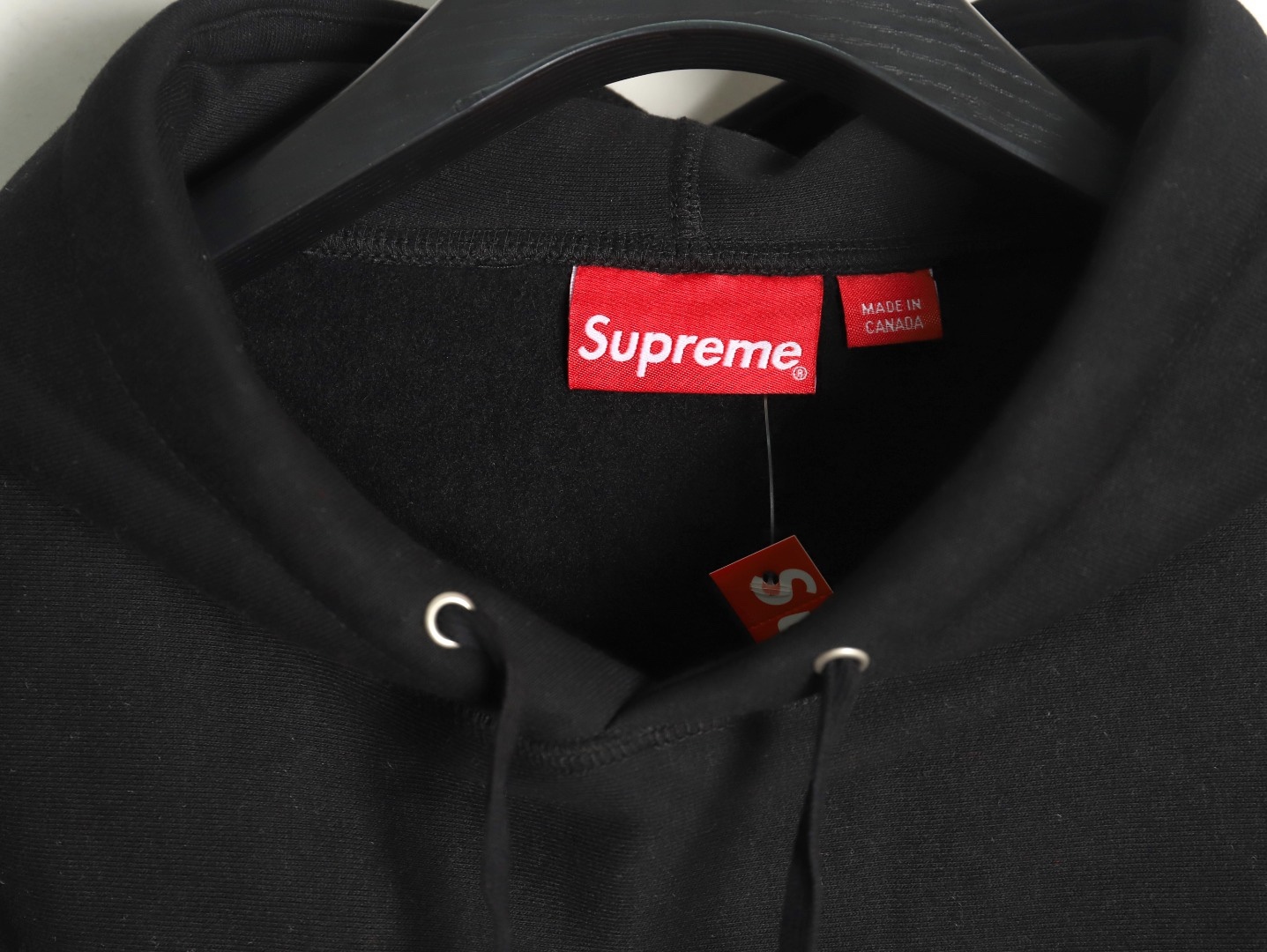Supreme FW24 WEEK17 Box Logo Hooded Sweatshirt 胸前徽標刺繡logo口袋連帽衛衣帽衫
面料460克 高克重 面布質感強 韌性好 衣服收針處都有打套結（起到加固 久穿不變形 市面普通版本是沒有的哦） 歡迎對比 品質保證
F 尺碼：S M L XL
