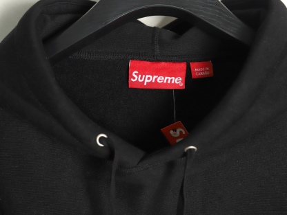 Supreme FW24 WEEK17 Box Logo Hooded Sweatshirt 胸前徽標刺繡logo口袋連帽衛衣帽衫
面料460克 高克重 面布質感強 韌性好 衣服收針處都有打套結（起到加固 久穿不變形 市面普通版本是沒有的哦） 歡迎對比 品質保證
F 尺碼：S M L XL