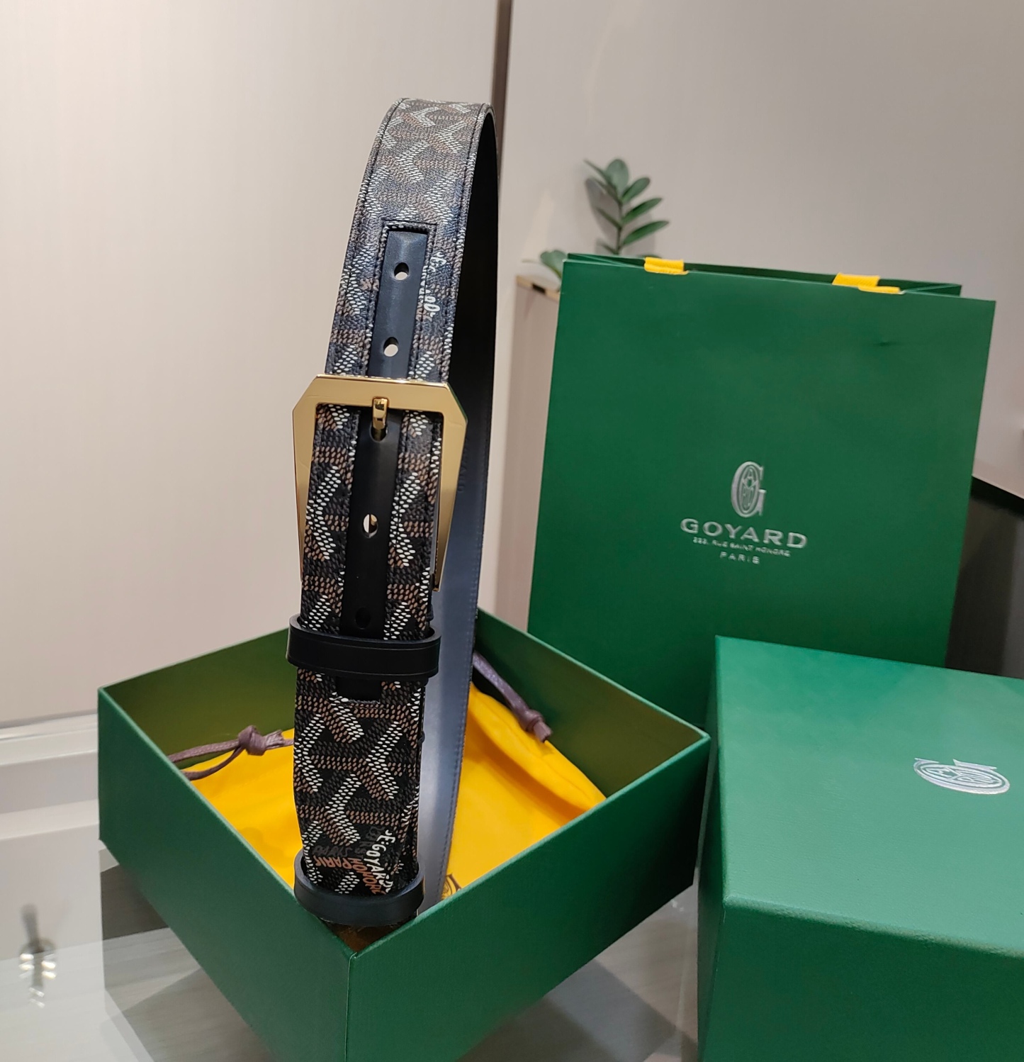 
Goyard(戈雅)腰帶源於法國奢侈品牌，設計風格簡約低調，腰帶身有標誌性帆布搭配進口頭層牛皮，腰帶扣採用簡約精品鋼扣，延續品牌的低調奢華，帶身寬度3.4CM，適用商務休閒日常佩戴。