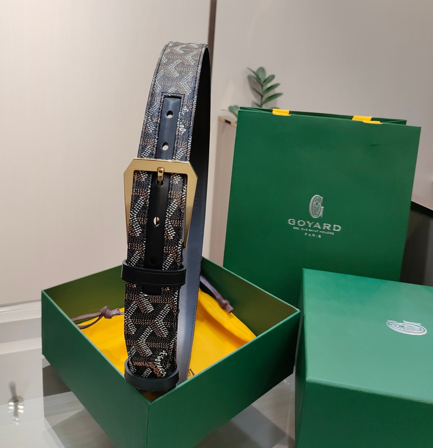
Goyard(戈雅)腰帶源於法國奢侈品牌，設計風格簡約低調，腰帶身有標誌性帆布搭配進口頭層牛皮，腰帶扣採用簡約精品鋼扣，延續品牌的低調奢華，帶身寬度3.4CM，適用商務休閒日常佩戴。