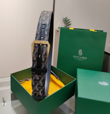 
Goyard(戈雅)腰帶源於法國奢侈品牌，設計風格簡約低調，腰帶身有標誌性帆布搭配進口頭層牛皮，腰帶扣採用簡約精品鋼扣，延續品牌的低調奢華，帶身寬度3.4CM，適用商務休閒日常佩戴。