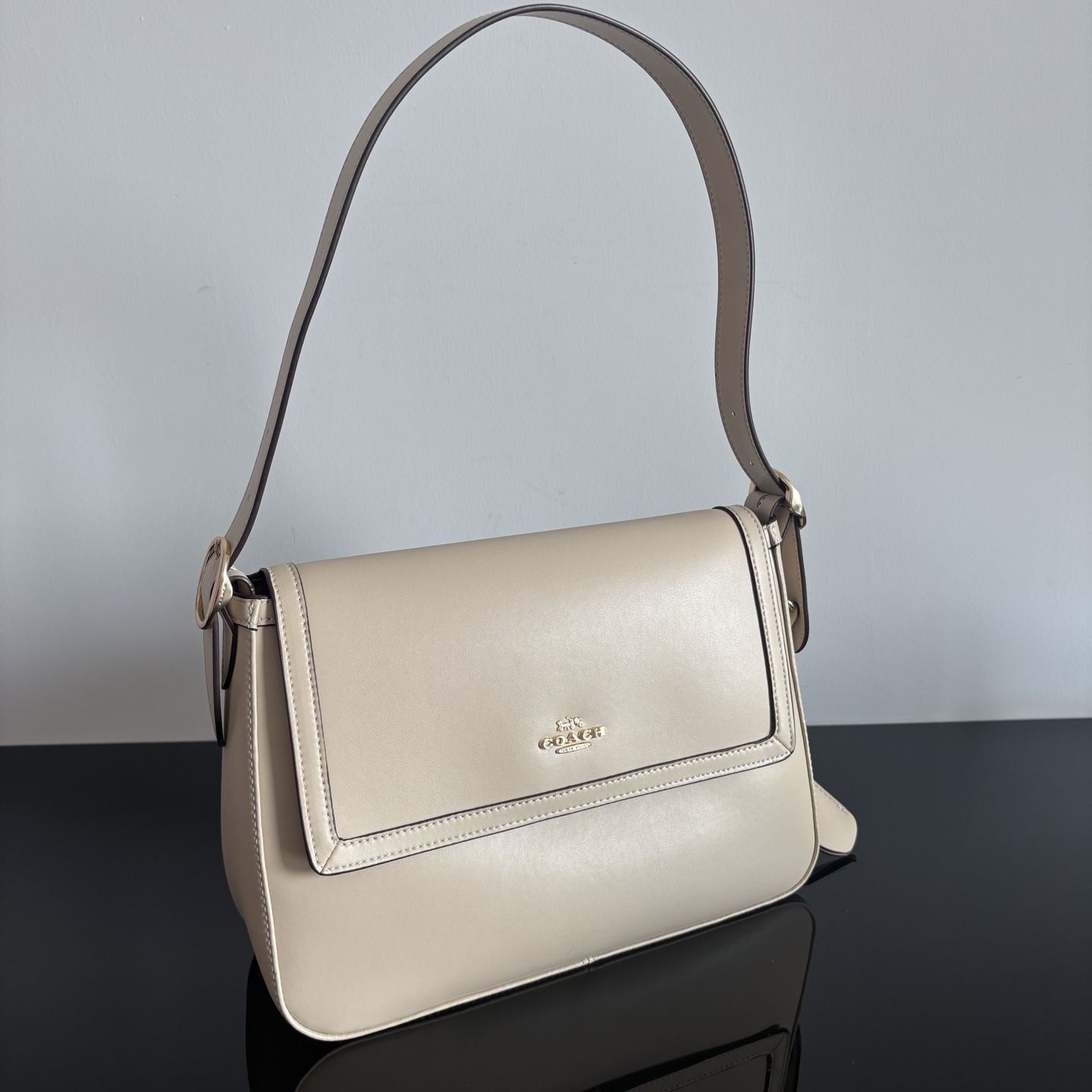 
[新品]COACH/蔻馳奧萊女士ETTA 29號翻蓋單肩包腋下包 CCE57 29*21*12
