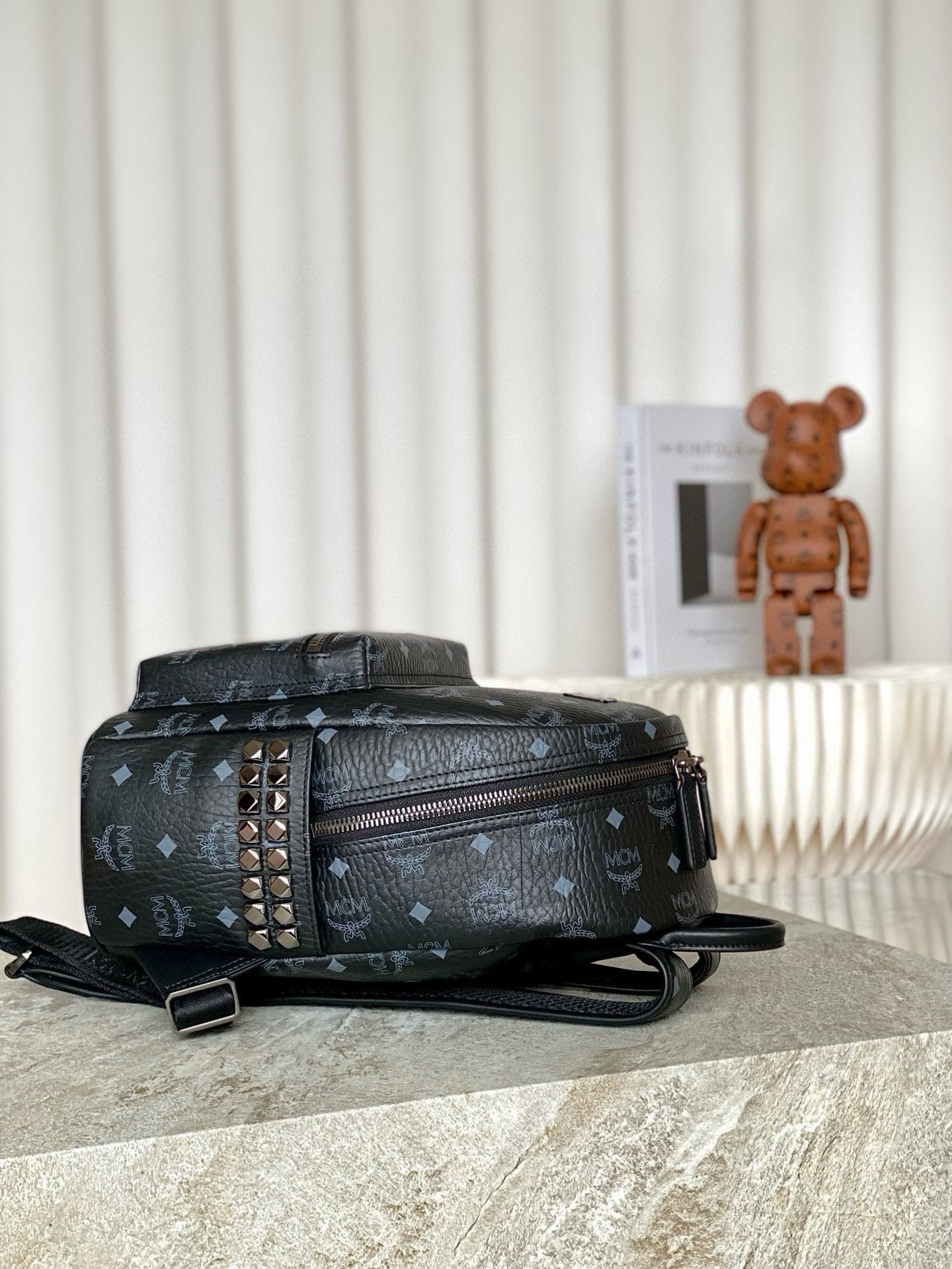 𝐌𝐂𝐌 𝐒𝐭𝐚𝐫𝐤 𝐕𝐢𝐬𝐞𝐭𝐨𝐬小号铆钉双肩背包独家®️黑老花满印
标志性的 Visetos 黑色涂层 # 结构化设计拥有宽敞的内部空间和金字塔形铆钉饰边 造型风格前卫 # 男女同款包 # 背包里的黑酷天花板
