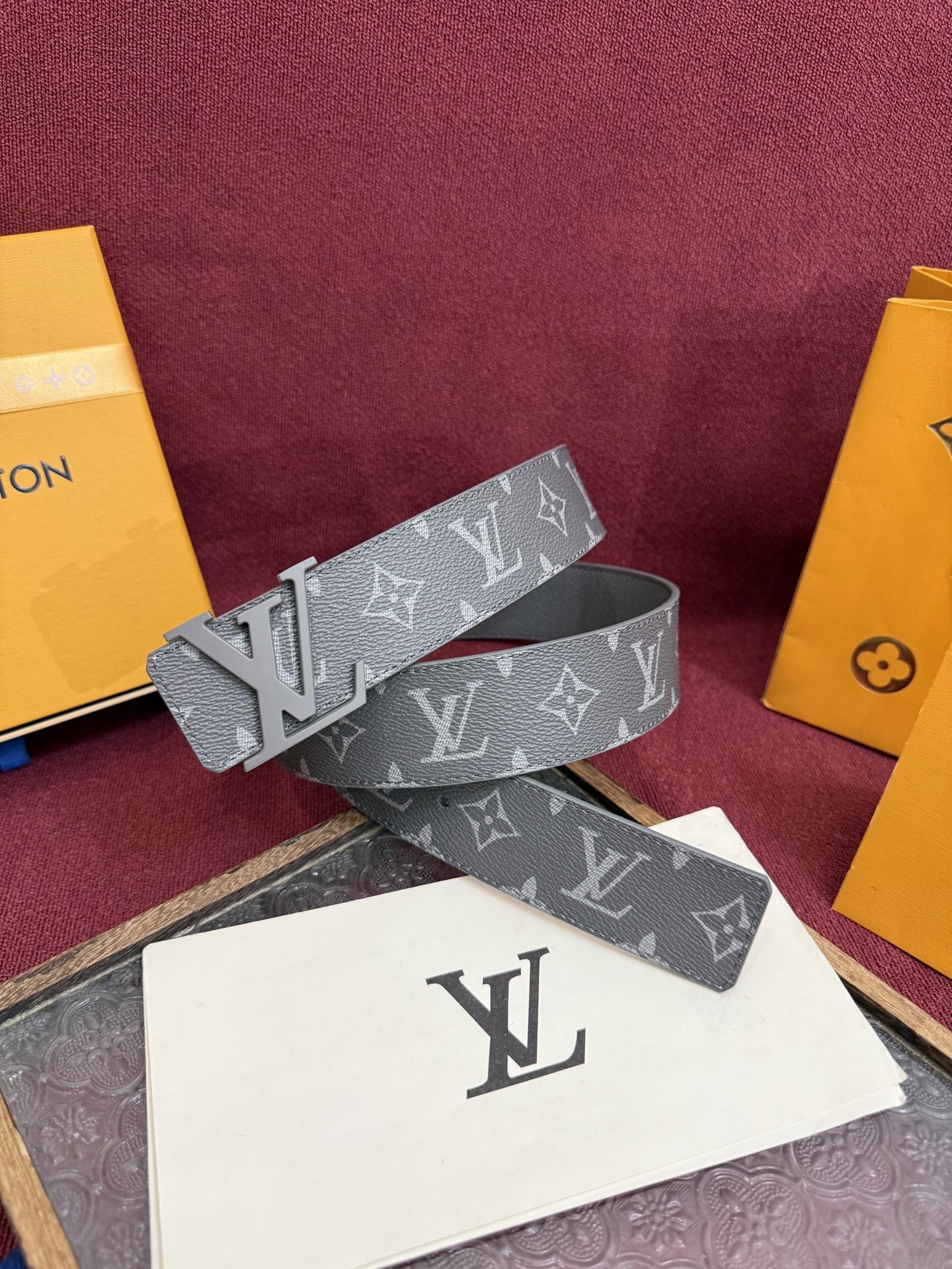 
lv男士新款皮帶寬度4cm 訂製帆布面料飾有全新的圖案效果(顏色純正) 襯托進口小牛皮配色底 搭配精緻的字母搭扣 手感極佳