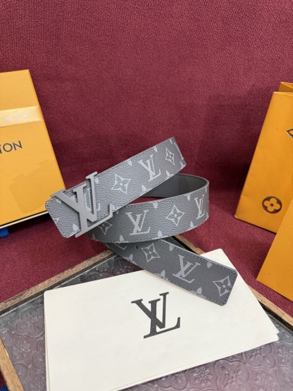 
lv男士新款皮帶寬度4cm 訂製帆布面料飾有全新的圖案效果(顏色純正) 襯托進口小牛皮配色底 搭配精緻的字母搭扣 手感極佳