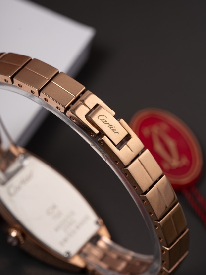 全面升級版到貨，金銀同價🔺卡地亞🔻Cartier酒桶奢華腕表,引領風格,超越時代,設計與精湛的非凡工藝,倍受各界潮流高貴的青睞,該腕表採用手鍊以及腕表兩種不同藝術風格完美融合！盡顯柔美優雅魅力，成為卡地亞典範之作！迷你表款，升級精裝C1Ct163進口瑞士石英機芯。精鋼表殼和錶鏈。表冠鑲嵌一顆白色合成尖晶石。鍍銀錶盤，劍形藍鋼指針！尺寸：23mmX30mm，升級內容如下，機芯精簡版C1Ct163正式面世