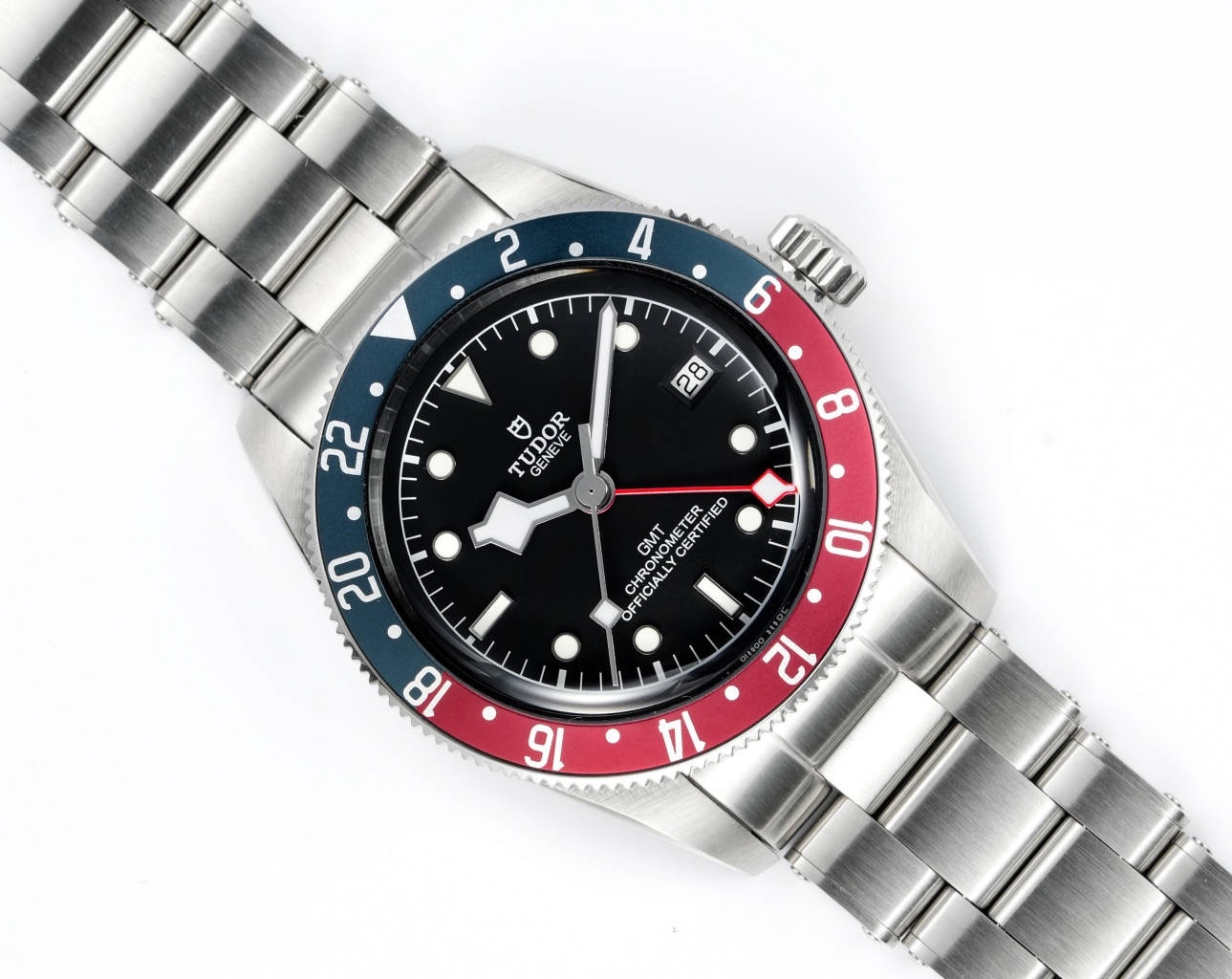 帝舵碧灣系列之格林尼治型腕表。以傳統設計融合格林尼治“可樂圈”經典，成就此復古運動的腕上佳品。
 1：完美還原41mm直徑的啞光拉絲外殼，斜邊經由拋光潤飾，不刮手，極致實現原版硬朗流暢的線條。可雙向旋轉的“紅藍可樂圈”採用陽極氧化鋁所制（材質對應原版）！
2：鏡面採用藍寶石水晶玻璃，還原正品復古懷舊的鍋蓋造型
3：此次升級錶帶表扣，微拉扣設計，同步原裝的“鉚釘”不鏽鋼錶帶，打磨精細，採用實心鏈節，兩側鏈節以鉚釘頭連接，呈現獨特的階梯形結構，錶帶邊緣及表扣圓潤不鋒利，佩戴便捷，上手舒適
