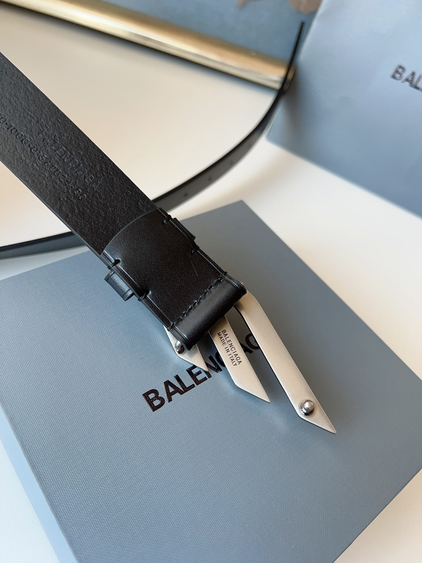 巴黎世家（Balenciaga）寬度3.5cm 是法國的奢侈品牌，作為時尚界最具影響力品牌之一的地位。設計師源於：都市時尚潮流獨特的設計風格，採用進口小牛皮製作；搭配純銅復古五金，使其更具魅力。值得擁有的百搭精品！