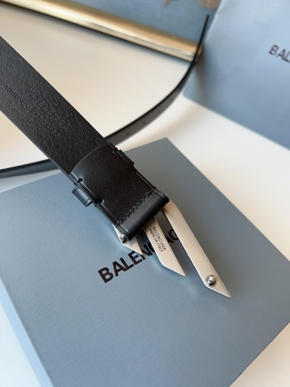 巴黎世家（Balenciaga）寬度3.5cm 是法國的奢侈品牌，作為時尚界最具影響力品牌之一的地位。設計師源於：都市時尚潮流獨特的設計風格，採用進口小牛皮製作；搭配純銅復古五金，使其更具魅力。值得擁有的百搭精品！