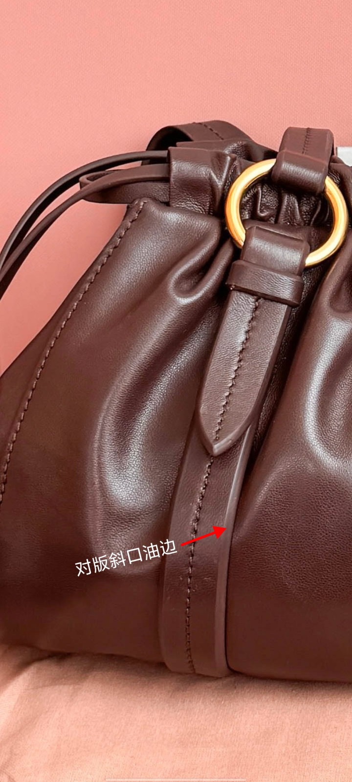 MIU中古腋下饺子包，全新植柔羊皮满满复古怀旧风情，搭配钢质做旧金属五金配件，质感高级典雅，袋口采用抽绳束口设计，细密的皱褶花边立体而俏皮，高级又不失慵懒随性，内搭全新条纹帆布里，配一个拉链隔层，独特的设计谁用谁好看