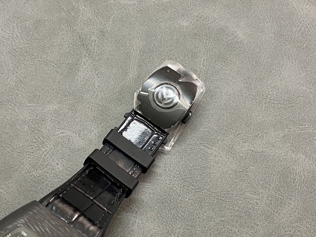 法兰克穆勒 法穆兰Frank Muller 先锋系列 一体陀飞轮 1.重金定制的真陀飞轮机芯。该陀飞轮的成功诞生突破瑞士制表技术封锁。裸眼便能清楚观赏陀飞轮运作的美感！极具视觉观赏性之余，再度挑战制表工艺极限。镂空表桥经精心设计以突出腕表的结构，令人一见倾心。陀飞轮的上表桥部分饰有品牌的缩写字母。2.经过精密加工的“三明治”弧形表壳！经过A级打磨，拉丝。3.镜面由一整块35.6mm×40.6mm桥形蓝宝石玻璃。4.表带由橡胶胶底，上层贴意大利牛皮。佩戴舒适度极好。5.表扣使用和原装一样折叠扣