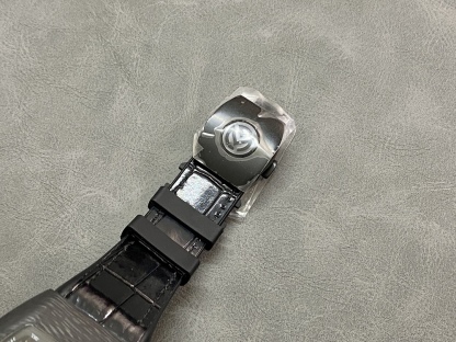 法兰克穆勒 法穆兰Frank Muller 先锋系列 一体陀飞轮 1.重金定制的真陀飞轮机芯。该陀飞轮的成功诞生突破瑞士制表技术封锁。裸眼便能清楚观赏陀飞轮运作的美感！极具视觉观赏性之余，再度挑战制表工艺极限。镂空表桥经精心设计以突出腕表的结构，令人一见倾心。陀飞轮的上表桥部分饰有品牌的缩写字母。2.经过精密加工的“三明治”弧形表壳！经过A级打磨，拉丝。3.镜面由一整块35.6mm×40.6mm桥形蓝宝石玻璃。4.表带由橡胶胶底，上层贴意大利牛皮。佩戴舒适度极好。5.表扣使用和原装一样折叠扣