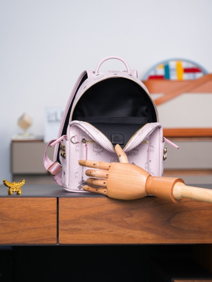 𝙈𝘾𝙈 𝙎𝙩𝙖𝙧𝙠 𝙎𝙞𝙙𝙚 𝙎𝙩𝙪𝙙𝙨𝘽𝙖𝙘𝙠𝙥𝙖𝙘𝙠 𝙞𝙣 𝙑𝙞𝙨𝙚𝙩𝙤𝙨
轻雾粉迷你号#铆钉双肩背包

新升级最高版本
·CP独家出品®️轻雾粉色
这款Visetos经典花纹人造革双肩背包采用金字塔形铆钉装饰及天然皮革饰边设计。
这款迷你Stark双肩包堪称便携包袋中的杰作，完美诠释了环球旅行者无拘无束的精神境界。包袋采用粉色Visetos人造革及皮革制成，因以精致方式收纳小型电子产品及配件而广为人知。多