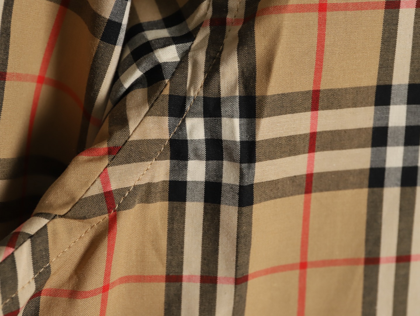 Burberry/巴寶莉 經典口袋小格紋棉質長袖襯衫
面料採用雙股80支梭織小斜紋面料，格紋對位，
紗線定織定染，每個獨立的尺碼都是定位裁片，前幅，口袋，
袖子等部位都是對格對位的，工序複製，費時費料，採用純天然珍珠貝殼紐扣，
洗水嘜定制，多處手工一片一片激光剪裁對位，
所有工序，用料都是ZP做法，區別市面一眼假版本
顏色：卡其小格
S Size：S-XL