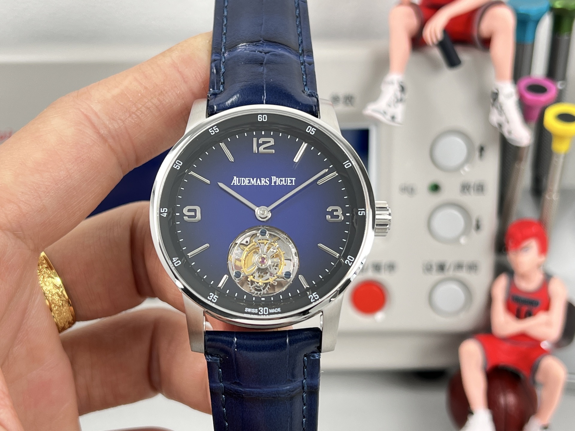 
新款愛彼真陀飛輪CODE11.59系列26396男士腕表！完美與個性的體驗！
1⃣️直徑42MM！表面玻璃採用水晶藍寶石玻璃。
2⃣️搭載Cal.2950全自動陀飛輪機芯，動力儲存60小時！
3⃣️錶帶採用進口意大利小牛皮以及帆布皮帶可選！
3⃣️表殼採用316L精鋼材質，整殼CNC高精准處理，密度與原裝吻合！          
4⃣️表面採用砂金石琺瑯錶盤
整體按照原裝顏色完美呈現！
5⃣️殼套分圈口.殼.底蓋三件套，整體角度完美體現拉絲工藝，品質與美的融合！