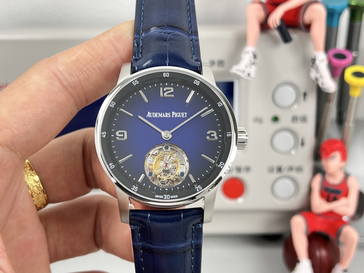 
新款愛彼真陀飛輪CODE11.59系列26396男士腕表！完美與個性的體驗！
1⃣️直徑42MM！表面玻璃採用水晶藍寶石玻璃。
2⃣️搭載Cal.2950全自動陀飛輪機芯，動力儲存60小時！
3⃣️錶帶採用進口意大利小牛皮以及帆布皮帶可選！
3⃣️表殼採用316L精鋼材質，整殼CNC高精准處理，密度與原裝吻合！          
4⃣️表面採用砂金石琺瑯錶盤
整體按照原裝顏色完美呈現！
5⃣️殼套分圈口.殼.底蓋三件套，整體角度完美體現拉絲工藝，品質與美的融合！