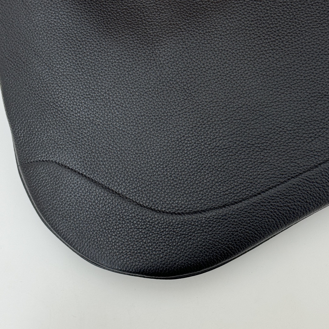 專櫃品質， 原單貨，實物實拍！款號 820169克，尺寸：寬49X 高46X側寬 4cm