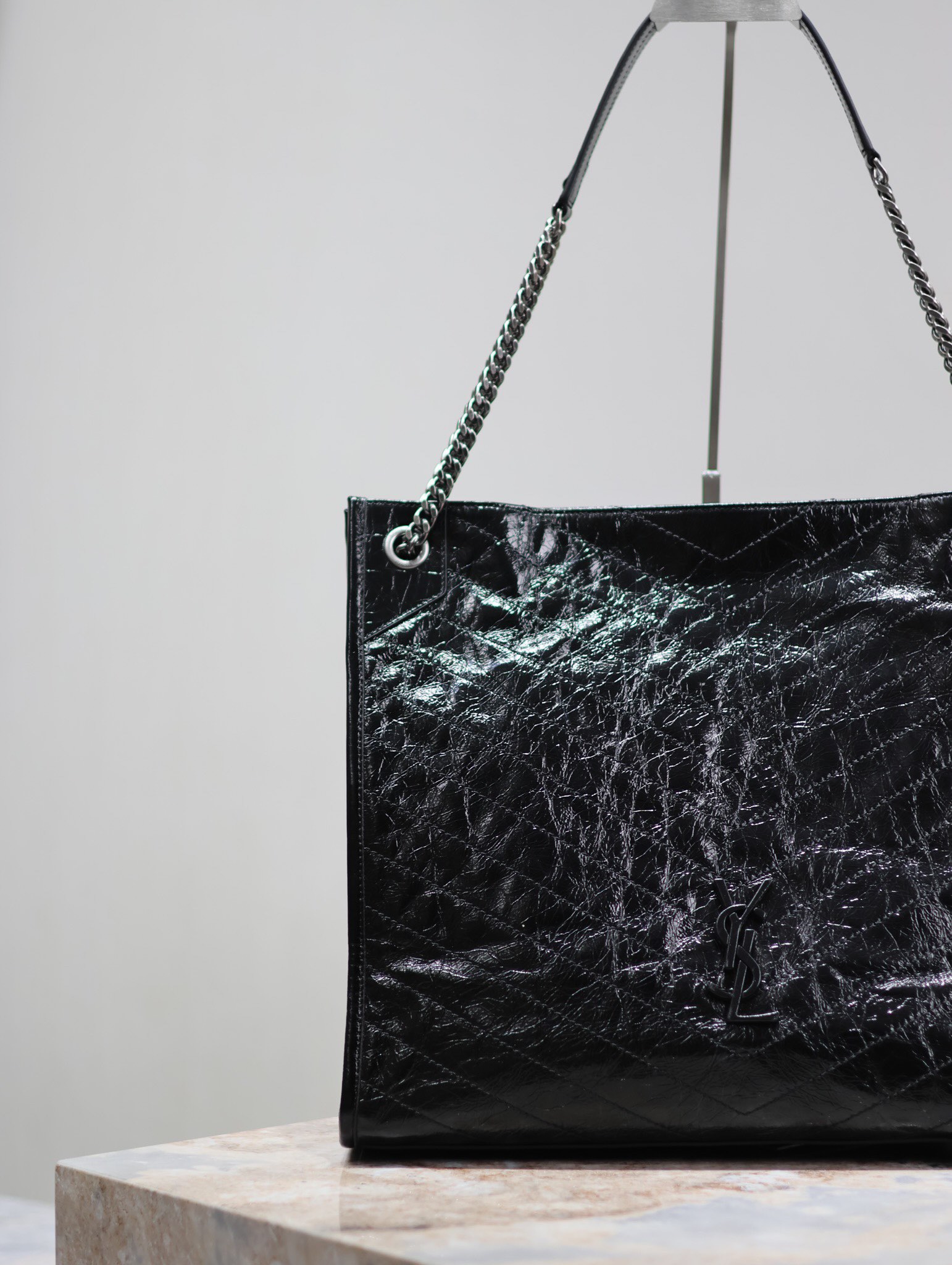 【New】
Niki shopping bag_大號
意大利進口抓皺油蠟牛皮，五金是全牛皮包裹，工藝十分精湛！包袋中間有磁吸扣，保障了包包使用的安全性；內里有一拉鍊隔層及敞口插槽設計可放手機及零錢卡片，方便拿取，不會出現因為是大包而出現找不到東西的情況；包包自重非常輕，容量又足夠大，公文包、旅行包、購物袋、媽媽包隨意切換，實用性爆表！
型號：577998
尺寸：39×31.5×12.5cm