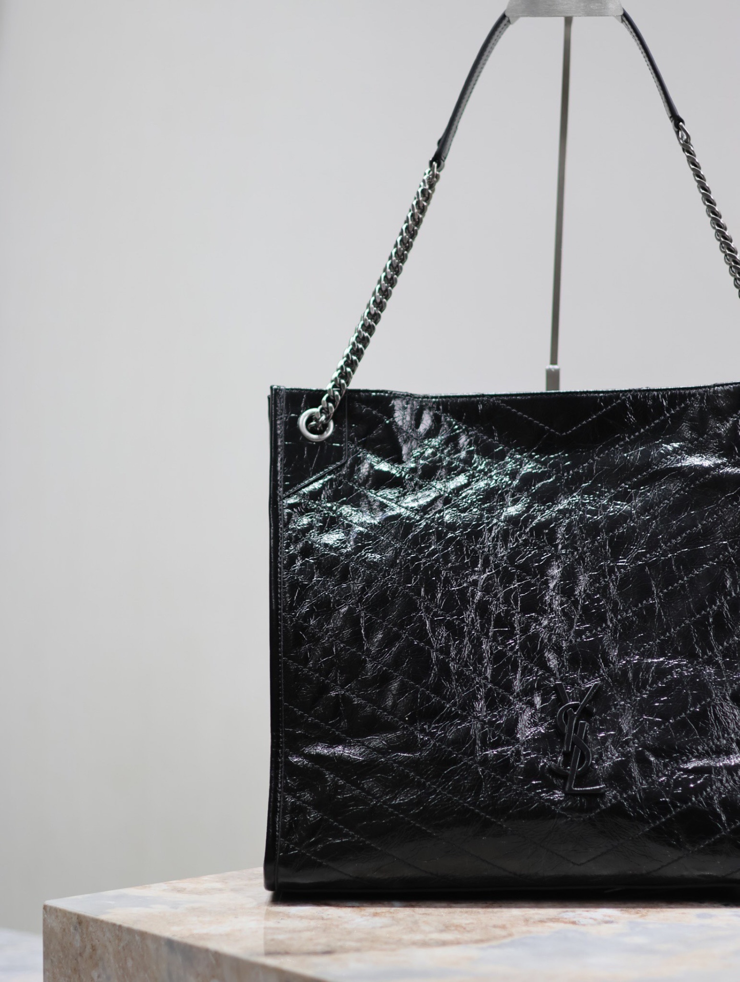 【New】
Niki shopping bag_大號
意大利進口抓皺油蠟牛皮，五金是全牛皮包裹，工藝十分精湛！包袋中間有磁吸扣，保障了包包使用的安全性；內里有一拉鍊隔層及敞口插槽設計可放手機及零錢卡片，方便拿取，不會出現因為是大包而出現找不到東西的情況；包包自重非常輕，容量又足夠大，公文包、旅行包、購物袋、媽媽包隨意切換，實用性爆表！
型號：577998
尺寸：39×31.5×12.5cm