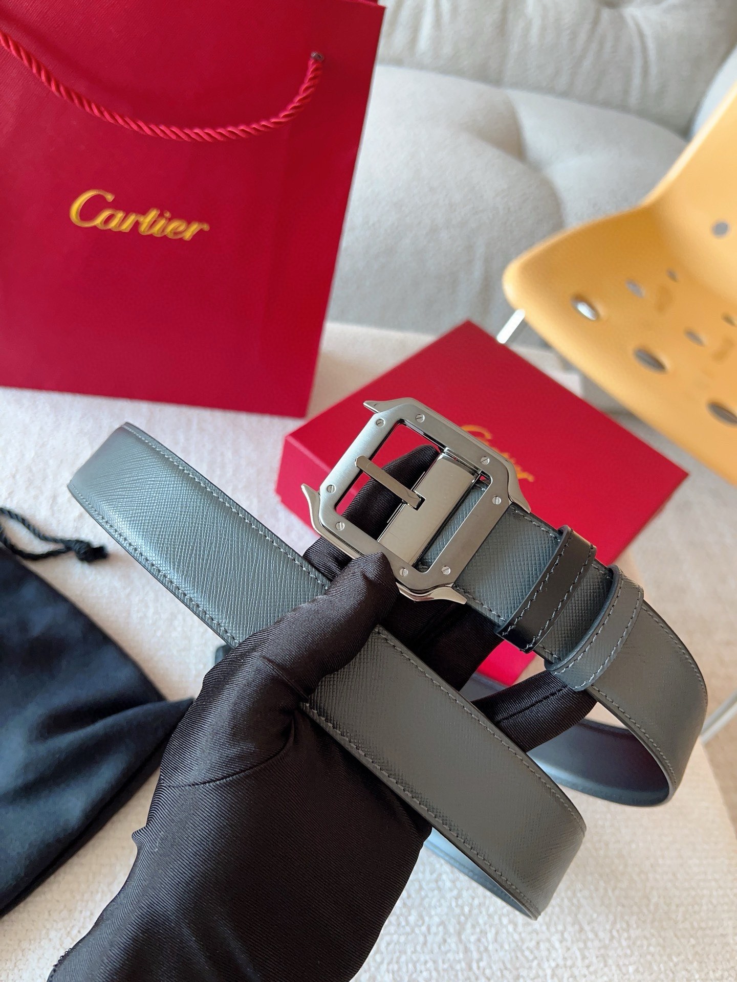 
Cartier（卡地亞）憑借匠心傑作展現與眾不同的美感，融合精湛工藝與經典設計，演繹雋永風格；瀟灑不羈，果敢獨立！此款式易搭配服飾；休閒正裝兩相宜。皮帶寬度：35mm