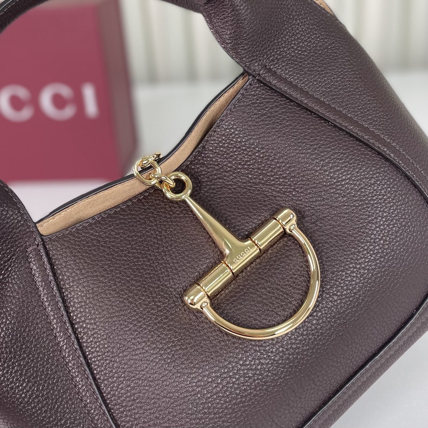 💫💫❤️❤️Gucci Softbit系列小號肩背包，匠心融蘊半馬銜扣造型品牌經典馬術風格配件。提手高15釐米，磁扣開合，款號837467咖啡棕皮，尺寸27.5X21X16