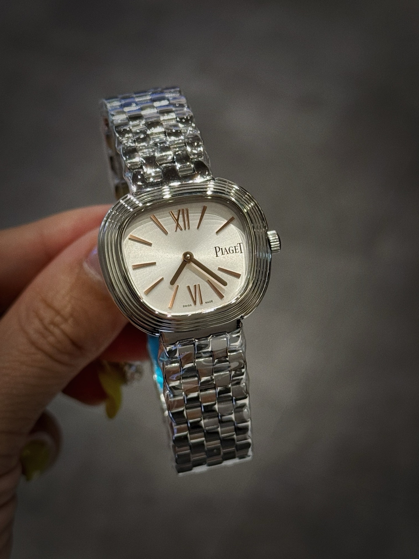 A8 factory•伯爵全新腕表 ﻿ #PiagetSixtie鎏金悅影系列 ﻿ 在瑞士鐘錶展「鐘錶與奇跡」閃亮登場！這款腕表游走於非凡制表工藝與黃金工藝之間，簡直是時尚與藝術的完美結合。Sixtie腕表採用獨特的梯形設計，重新詮釋1960年代末大膽華麗的風格，展現出獨特的魅力與優雅。
✨Sixtie系列腕表
✨直徑29毫米,
✨CNC數控雕刻精鋼梯形表殼
✨專櫃同步超薄厚度僅僅7mm
✨銀色太陽緞面打磨錶盤
✨316L精鋼錶鏈,搭載伯爵進口石英機芯  
認准A8出品！必屬精品！大廠品質！歡迎轉載！