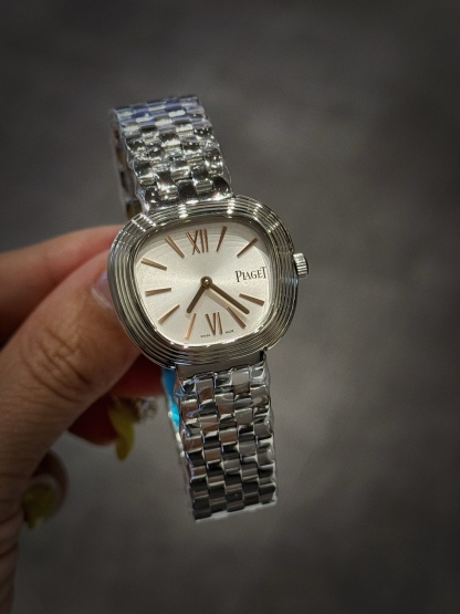 A8 factory•伯爵全新腕表 ﻿ #PiagetSixtie鎏金悅影系列 ﻿ 在瑞士鐘錶展「鐘錶與奇跡」閃亮登場！這款腕表游走於非凡制表工藝與黃金工藝之間，簡直是時尚與藝術的完美結合。Sixtie腕表採用獨特的梯形設計，重新詮釋1960年代末大膽華麗的風格，展現出獨特的魅力與優雅。
✨Sixtie系列腕表
✨直徑29毫米,
✨CNC數控雕刻精鋼梯形表殼
✨專櫃同步超薄厚度僅僅7mm
✨銀色太陽緞面打磨錶盤
✨316L精鋼錶鏈,搭載伯爵進口石英機芯  
認准A8出品！必屬精品！大廠品質！歡迎轉載！