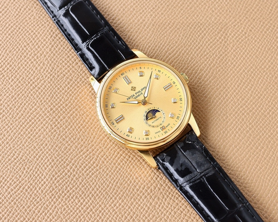 🌐🌐🌐百達翡麗Patek Philippe男士腕表🔥．腕表月相系列,秉持了百達翡麗的一貫傳統，更唯美的結合了6字位日曆與被表友熱捧的日月星相，無論是經典雋永的錶盤設計，還是以精鋼或玫瑰金雕鑿的炫酷多邊線條都不例外。更採用了瑞士ETA2824一6機芯 ，功能6字位日曆大月相，表徑40。藍寶石玻璃。意大利小牛皮。原裝針扣🔥AD出品 精品不斷🔥