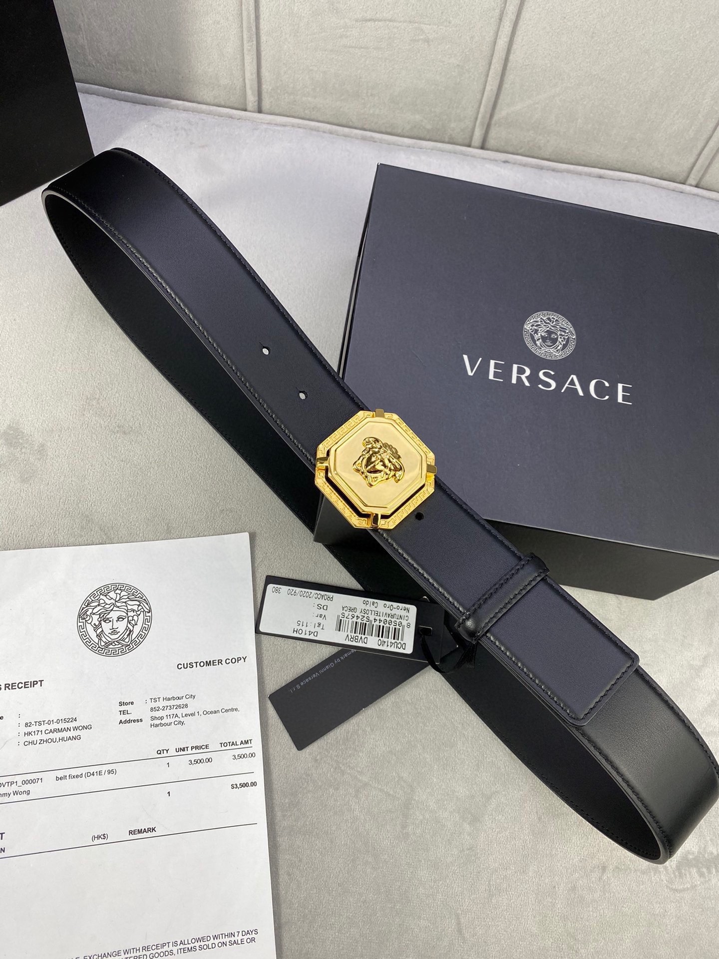 寬度3.8cm VERSACE（範思哲）此款平面皮帶採用小牛皮製成，配有一枚真空電鍍美杜莎頭像腰帶扣，採用穿孔閉合。