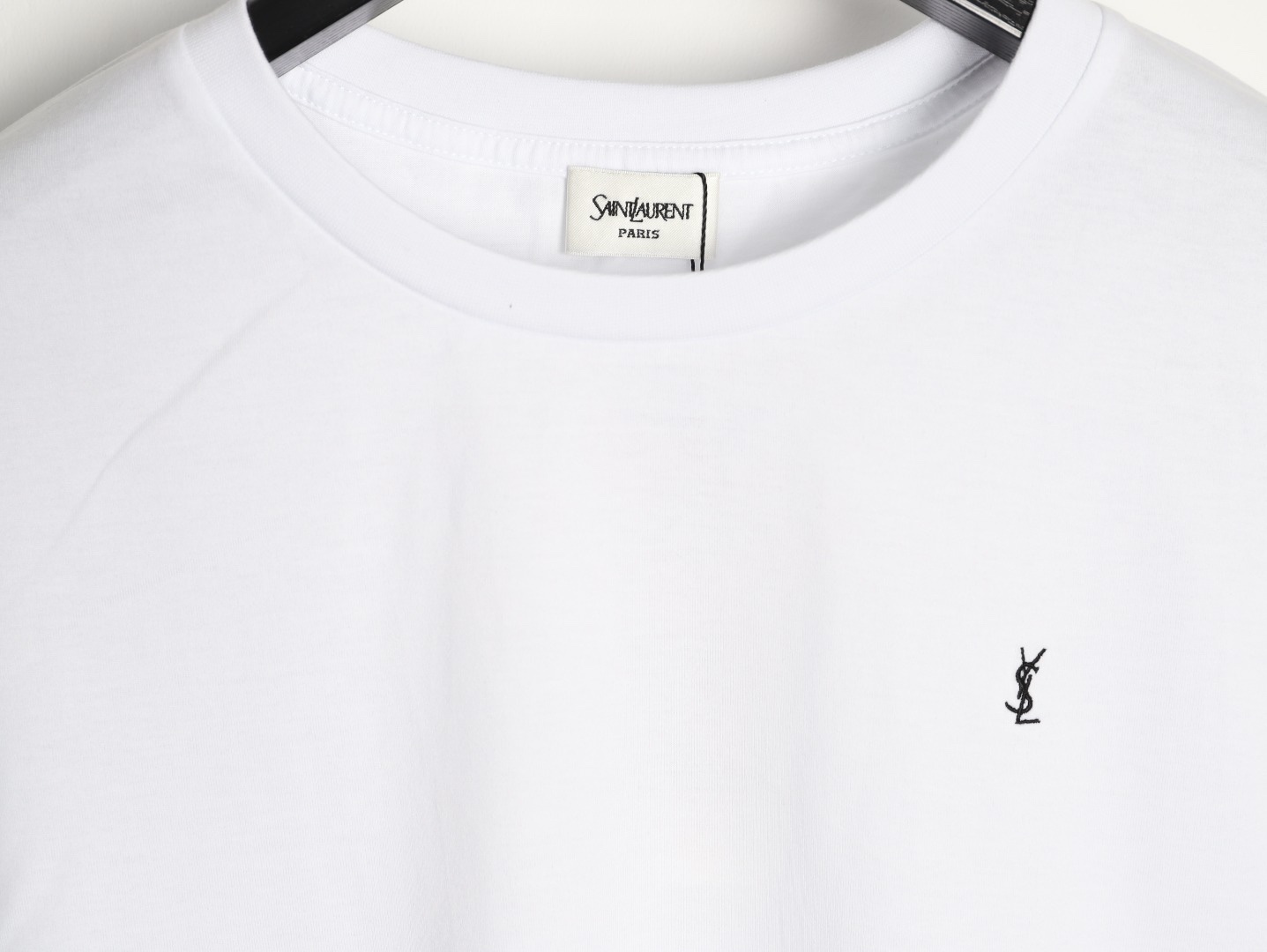 🔝SAINT LAURENT聖羅蘭SLP 小標純色徽標短袖T恤
正品購入開發，50支雙股精品賽爾棉170克，1*1拉架羅紋280克，進口刺繡，面料酵洗，定制1：1商標，寬松版型
B Size：S-XL