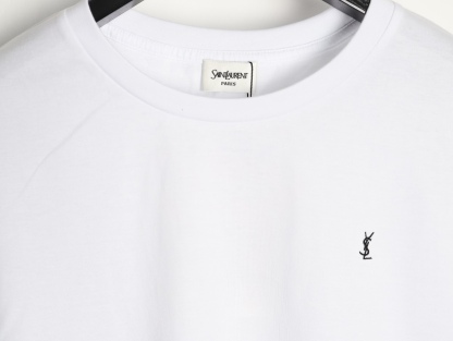🔝SAINT LAURENT聖羅蘭SLP 小標純色徽標短袖T恤
正品購入開發，50支雙股精品賽爾棉170克，1*1拉架羅紋280克，進口刺繡，面料酵洗，定制1：1商標，寬松版型
B Size：S-XL
