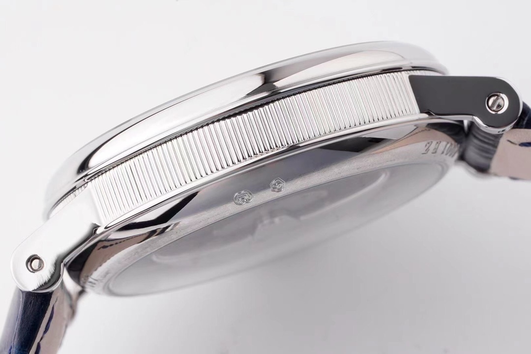 ZF超級大作 寶璣Tradition傳世系列！全自動逆跳秒針腕表！火爆來襲！

耗時近4年 潛心研發機芯 重金打造 至誠大作！——實現原裝全部功能！

【精彩細節】腕表尺寸40mmX11.65吻合正品ZF憑借豐富的復刻經驗，殼身打磨精細，造型簡潔精美，今纖薄表殼更顯優雅！上下採用整枚藍寶石水晶玻璃打造通透無比，充分展現了寶璣的經典設計。
【技術突破】超精密1比1原裝機芯開發研制而成。原本隱藏在錶盤底板之下的板橋、齒輪、擒縱機構、發條盒等機芯部件清晰展露。今精密機械運轉的奧秘毫無保留的呈現於眼前。10點鐘位