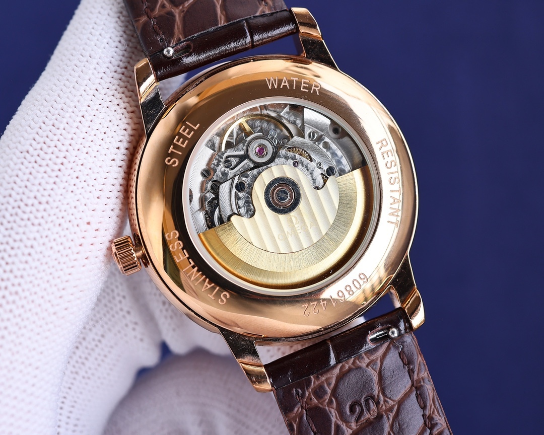 
玫瑰][玫瑰]20223【OMEGA】新款推薦，蝶飛系列＂升級版＂，機芯型號為ETA2824-6機芯（6位真日曆與24小時星辰功能） 質量穩定，尺寸40mm，厚度1.1mm.表殼為316L全鋼鍍納米鉑金表技術，更彰顯高貴大氣，錶帶搭配意大利頭層小皮，是你佩戴裝飾不二選擇。實物更高大上，期待你的品鑒[抱拳]送禮自戴精品！[勝利]高端品質，匠心獨具！大廠品質！歡迎轉載！